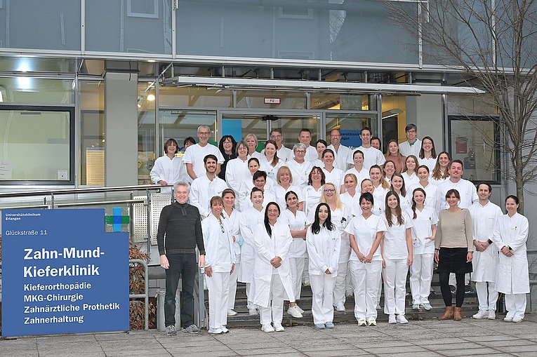 Gruppenbild der Zahnklinik 1
